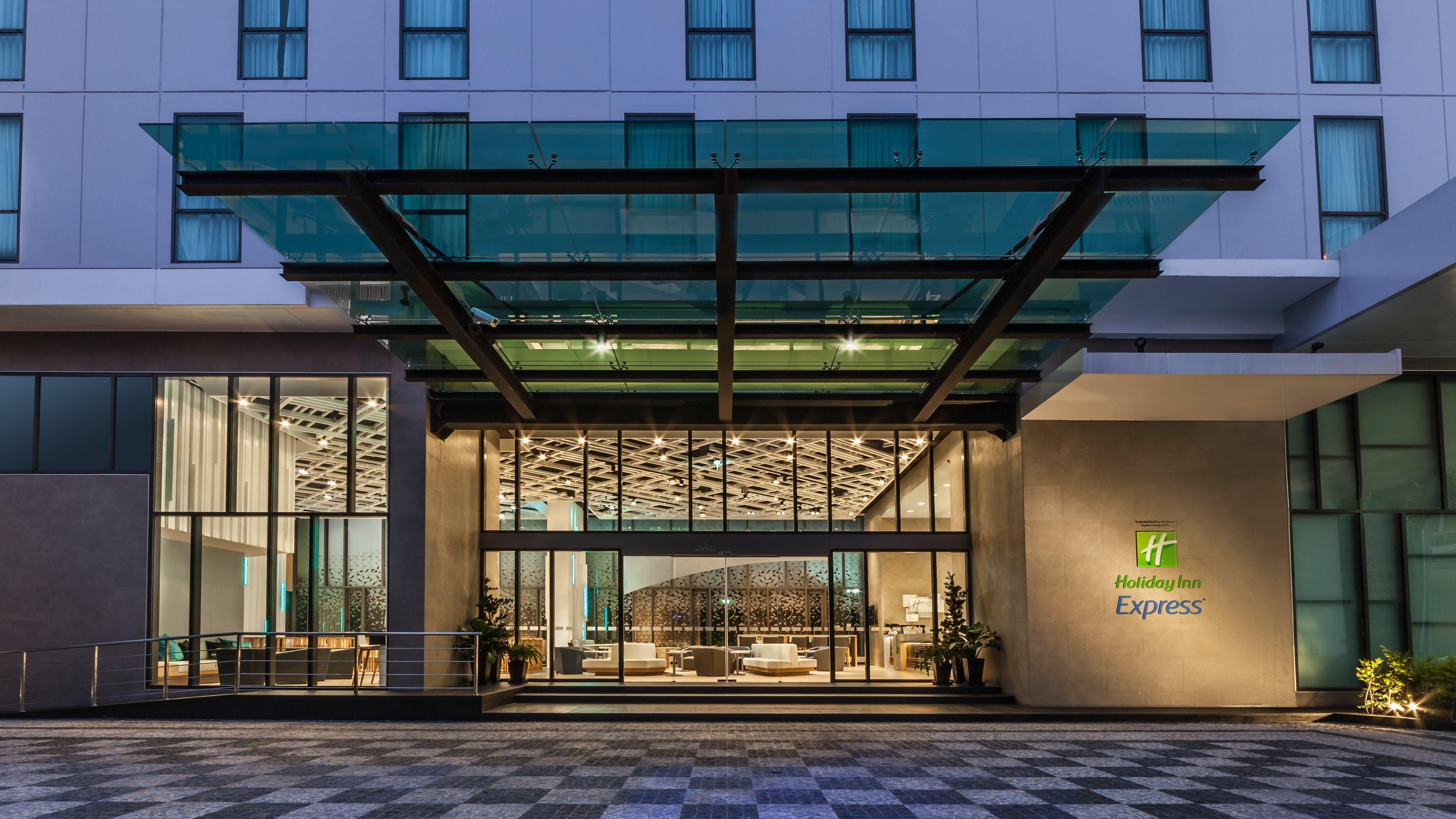 Holiday Inn Express Bangkok Soi Soonvijai By Ihg Exterior foto